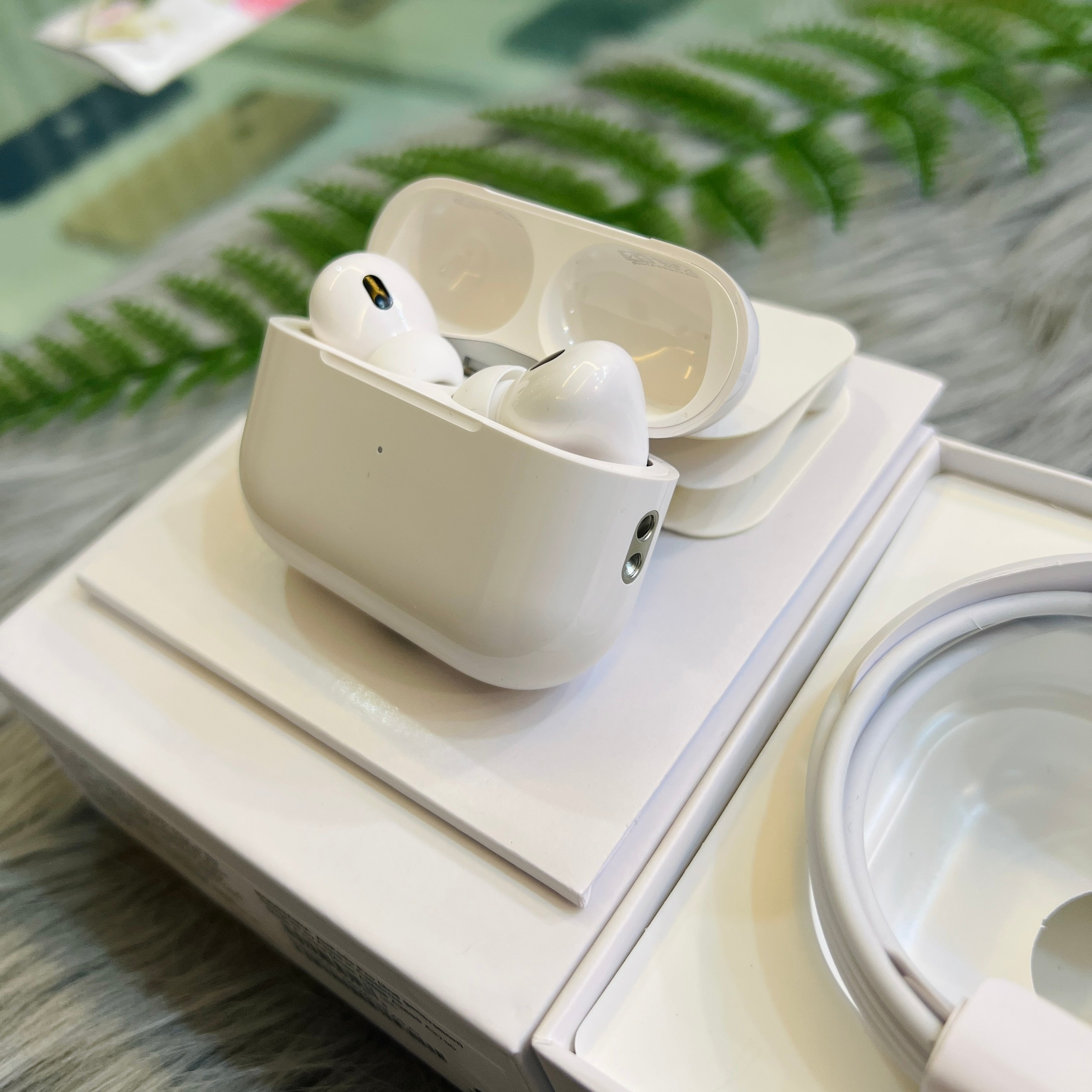 [{"lang_code":"vi","content":"Tai nghe Airpod Pro 2 H\u1ed5 V\u1eb1n ch\u1ed1ng \u1ed3n ch\u1ee7 \u0111\u1ed9ng, tr\u01b0\u1ee3t \u00e2m l\u01b0\u1ee3ng"}]